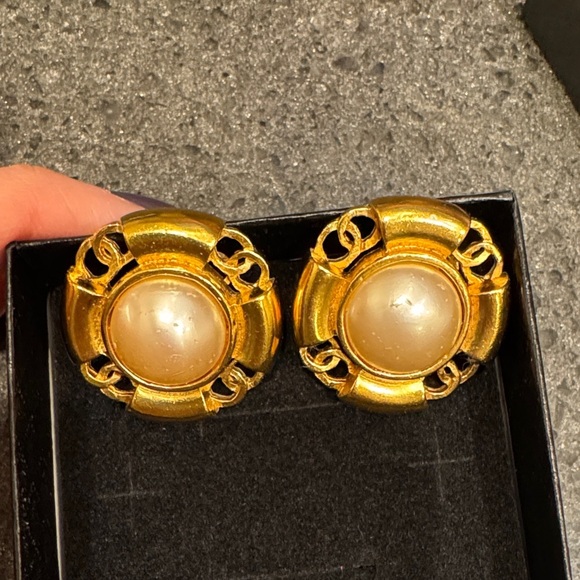 Elegant Chanel Gold-Tone Clip-on Earrings - Picture 4 of 9